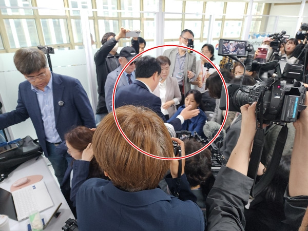 ▲ 24일 오전 서울 여의도 자유통일당사에서 열린 기자회견에서 권지연 뉴탐사 기자(빨간원안에서 오른쪽)가 질문하려 하자 전광훈 목사가 이를 저지했고, 이어 신혜식 독립신문 대표(빨간원안 왼쪽)가 권 기자 질문을 저지하는 모습. 사진=장슬기 기자