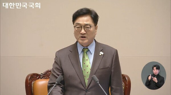 ▲우원식 국회의장이 24일 본회의에서 추경 시정연설을 마친 한덕수 대통령 권한대행을 질타하고 있다. 사진=국회 영상회의록 갈무리