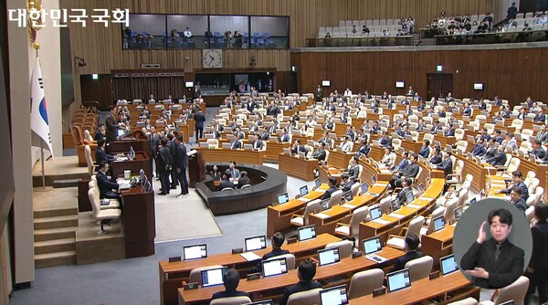▲권성동 국민의힘 원내대표가 24일 본회의장에서 한덕수 대통령 권한대행을 질타하는 우원식 국회의장에 강력 항의하고 있다. 사진=국회 영상회의록 갈무리