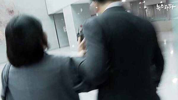 ▲뉴스타파 기자의 손목을 움켜쥔 채 끌고 가는 권성동 국민의힘 원내대표. 사진=뉴스타파 보도 영상 갈무리.