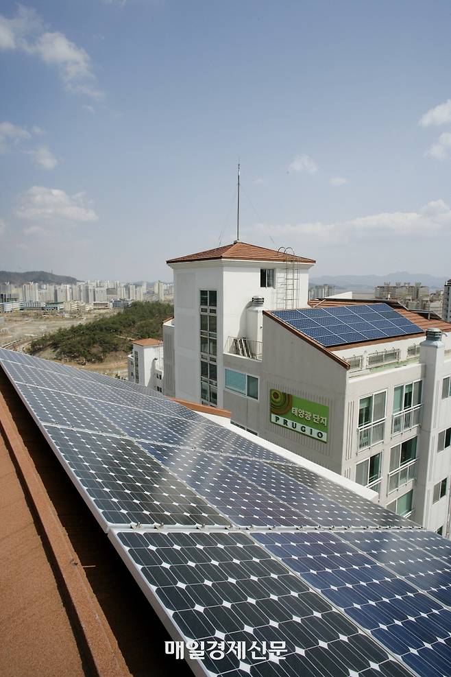 지붕에 태양광 설비를 마련한 지방의 한 아파트 단지 전경. 매경DB