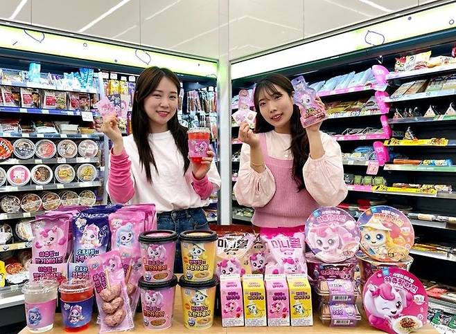 BGF리테일이 운영하는 편의점 CU는 SAMG엔터가 제작한 인기 애니메이션 ‘캐치! 티니핑’을 활용한 신제품을 선보였다. [사진 = BGF리테일 제공]