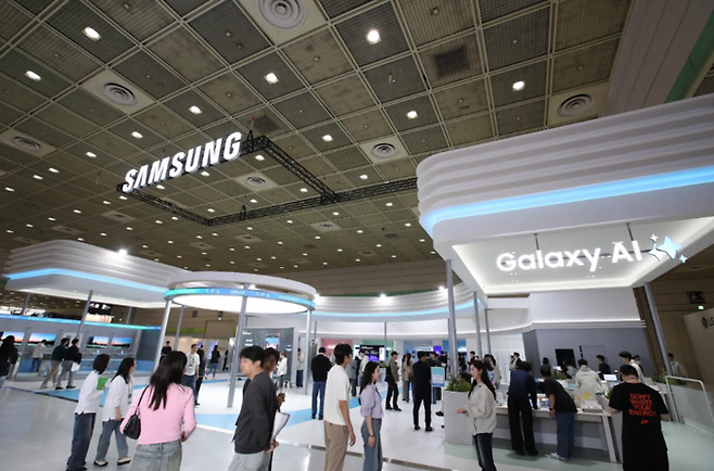 삼성전자는 진화한 ‘갤럭시 AI’가 제안하는 새로운 일상을 선보인다고 24일 밝혔다. 삼성전자는 이날부터 26일까지 서울 삼성동 코엑스(COEX)에서 열리는 ‘2025 월드IT 쇼(2025 World IT Show)’에 참가해, ‘갤럭시 S25 시리즈’를 중심으로 다양한 ‘갤럭시 AI’ 기능을 직접 체험할 수 있는 공간을 마련했다.