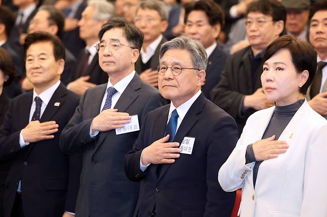 서울 여의도 국회도서관 대강당에서 열린 더불어민주당 이재명 전 대표의 싱크탱크 ‘성장과 통합’ 출범식에서 유종일·허민 상임 공동대표가 국기에 경례하고 있다. [사진출처=연합뉴스]