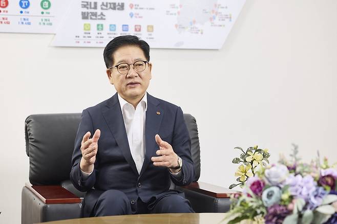 한국동서발전의 지역 사회 상생 활동에 대해 설명하고 있는 권명호 사장.