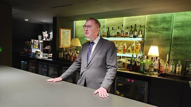 ‘정동의 이웃’ 콜린 크룩스 주한영국대사가 대사관 직원 전용 바에서 설명하고 있다. 안병준 기자