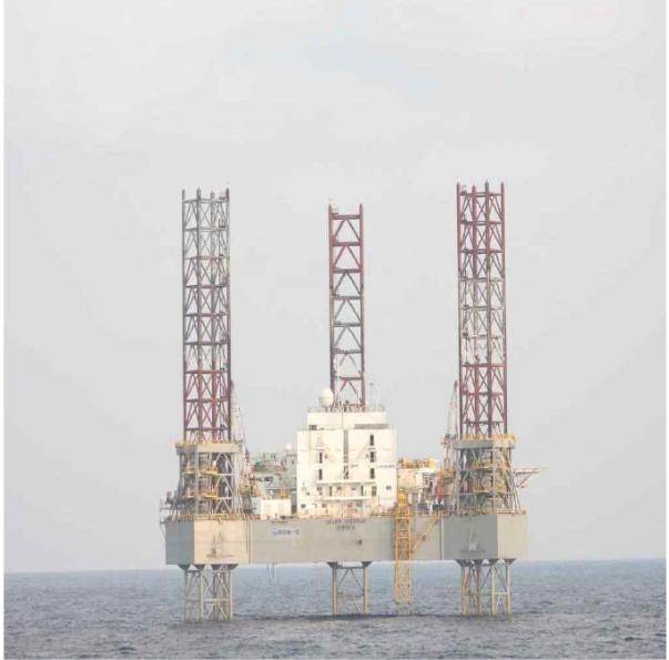 중국이 지난 2022년 서해 잠정조치수역(PMZ)에 어업 양식 관리 시설이라며 일방적으로 설치한 석유 시추 설비 형태의 구조물. [사진=엄태영 국민의힘 의원실, 연합뉴스]