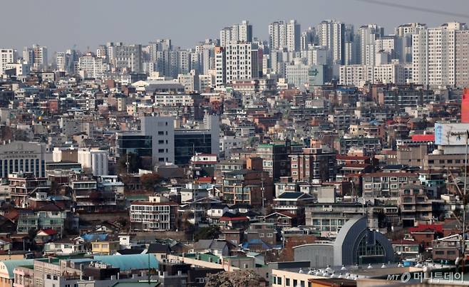 [서울=뉴시스] 김명년 기자 = 17일 국토교통부에 따르면 수도권에 전용면적 85㎡ 이하, 공시가격 5억원 이하 빌라를 한 채 보유한 사람이 청약에서 무주택자로 간주한다는 내용의 '주택공급에 관한 규칙' 개정안이 18일 공포·시행된다. 사진은 이날 오전 서울시내 빌라 밀집지역. 2024.12.17 kmn@newsis.com /사진=김명년