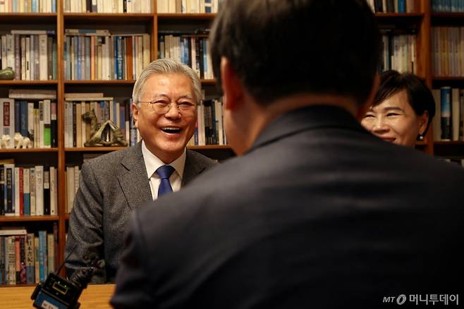 [서울=뉴시스] 조성우 기자 = 문재인 전 대통령이 30일 경남 양산시 평산마을에서 이재명 더불어민주당 대표를 만나 대화를 나누고 있다. (사진=더불어민주당 제공) 2025.01.30. photo@newsis.com *재판매 및 DB 금지 /사진=