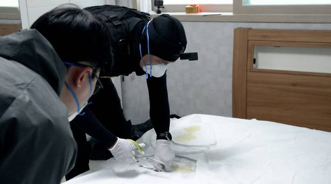 그러나 시간은 많이 짧다. 홀로 살다 죽은 이의 집을 청소하던 현장에서. 여기 살던 남성은 TV를 보다가, 그 자세 그대로 소파에서 누워 숨졌다. 그는 알았을까. 자신의 마지막 장면이, 그 모습일 것이란 걸. 죽음은 난데없이 들이닥치는 것. 우리에게 주어진 시간 중 당연한 건 하나도 없다./사진=남형도 기자