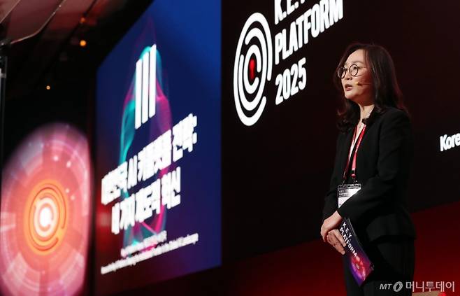 윤혜선 한양대학교 법학전문대학원 교수가 24일 영등포구 콘래드 서울 호텔에서 머니투데이 주최로 진행된 '2025 키플랫폼' 총회에서 'Key AI Platform Korea: 제도로 만드는 AI 강국'을 주제로 발표하고 있다. /사진=이기범