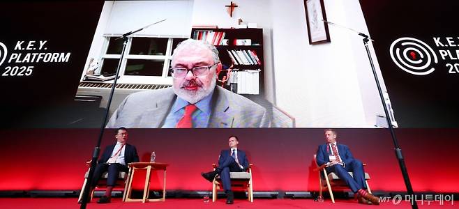 앤소니 킴 헤리티지재단 국제경제 선임연구원 및 국제협력매니저, 나일 가디너 헤리티지재단 마가렛 대처 자유 센터장, 에릭 혼츠 CIPE 책임투자센터 소장, 피에로 토지 미국 의회 중국위원회 수석 자문위원이 24일 영등포구 콘래드 서울 호텔에서 머니투데이 주최로 진행된 '2025 키플랫폼' 총회에서 '2001 WTO 질서의 와해: 퍼시픽 포에두스로의 전환'에 대한 대담을 하고 있다. /사진=김창현