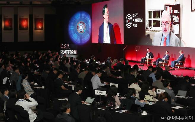 앤소니 킴 헤리티지재단 국제경제 선임연구원 및 국제협력매니저, 나일 가디너 헤리티지재단 마가렛 대처 자유 센터장, 에릭 혼츠, CIPE 책임투자센터 소장, 피에로 토지, 미국 의회 중국위원회 수석 자문위원이 24일 영등포구 콘래드 서울 호텔에서 머니투데이 주최로 진행된 '2025 키플랫폼' 총회에서 '2001 WTO 질서의 와해: 퍼시픽 포에두스로의 전환'에 대한 대담을 하고 있다. /사진=이기범 기자 leekb@