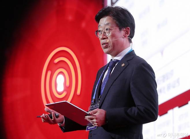 오태석 한국과학기술기획평가원 원장이 24일 영등포구 콘래드 서울 호텔에서 머니투데이 주최로 진행된 '2025 키플랫폼' 특별세션에서 '공공기관 AI전환의 스파크(SPARK)를 일으키다'에 대해 기조강연을 하고 있다. /사진=김창현 기자 chmt@