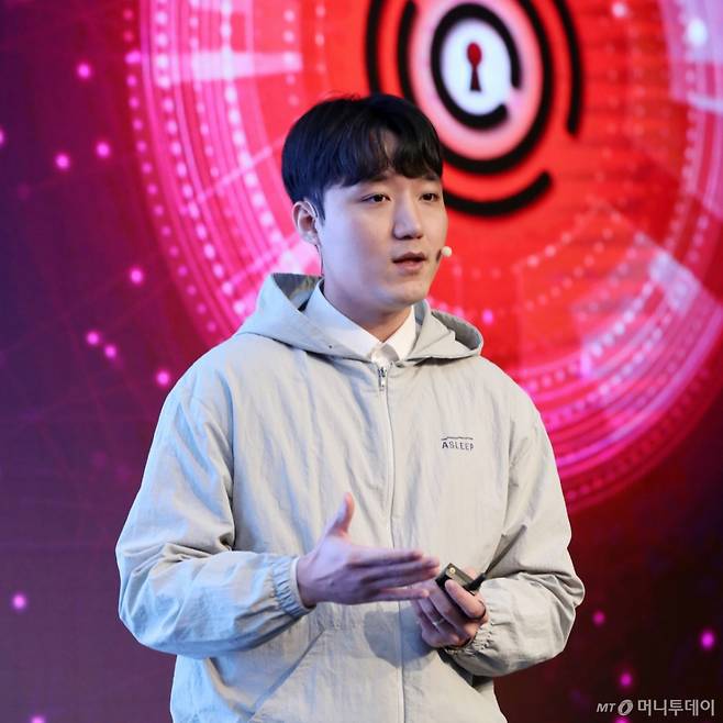 이동헌 에이슬립 대표가 24일 영등포구 콘래드 서울 호텔에서 머니투데이 주최로 진행된 '2025 키플랫폼' 특별세션에서 'AI 플랫폼 전쟁 속 살아남는 Vertical AI 전략'에 대해 발표하고 있다. /사진=이기범 기자