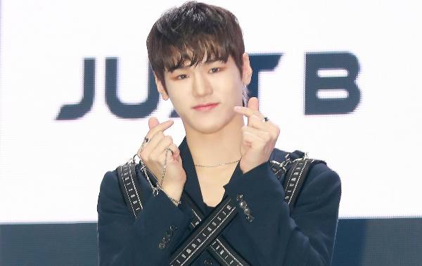 저스트비 멤버 배인이 남자 아이돌 최초로 자신이 성소수자임을 밝혔다. 사진은 저스트비 멤버 배인이 쇼케이스에서 포즈를 취하는 모습. /사진=머니투데이