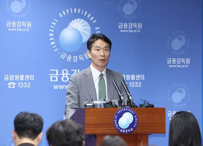 이복현 금융감독원장이 24일 오전 서울 영등포구 금융감독원에서 MBK, 삼부토건 등 자본시장 현안 관련 브리핑을 하고 있다. /사진=뉴시스