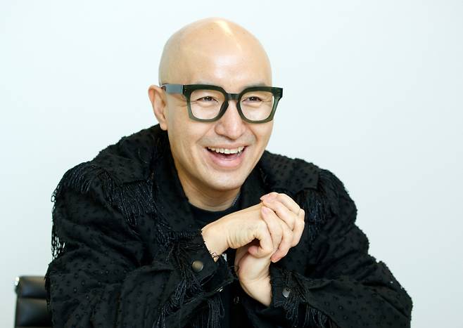 배우 윤여정이 여러 매체를 통해 아들이 동성애자이며 뉴욕에서 결혼식을 올렸다고 밝힌 가운데 방송인 홍석천이 경의를 표했다. /사진=머니투데이