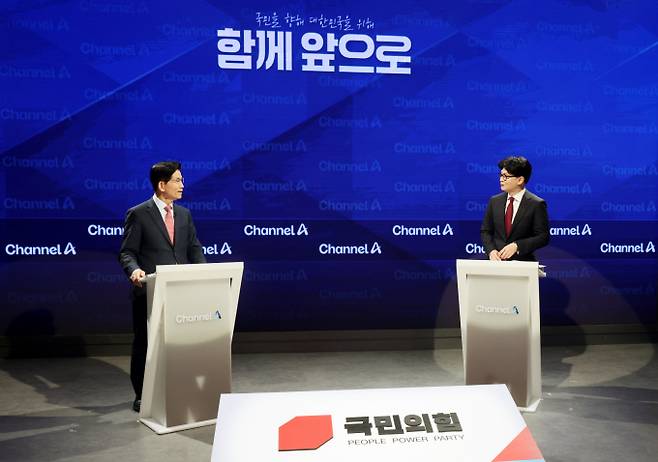 제21대 대통령 선거 국민의힘 2차 경선 진출자인 김문수(왼쪽), 한동훈(오른쪽) 후보가 24일 서울 종로구 동아미디어센터 채널A 오픈스튜디오에서 열린 2차 경선토론회 1:1 맞수 토론에 앞서 대화하고 있다. /사진=국회사진기자단