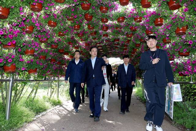 이동환 고양시장이 23일 2025고양국제꽃박람회장을 둘러보며 현장 점검하고 있다. 고양시 제공