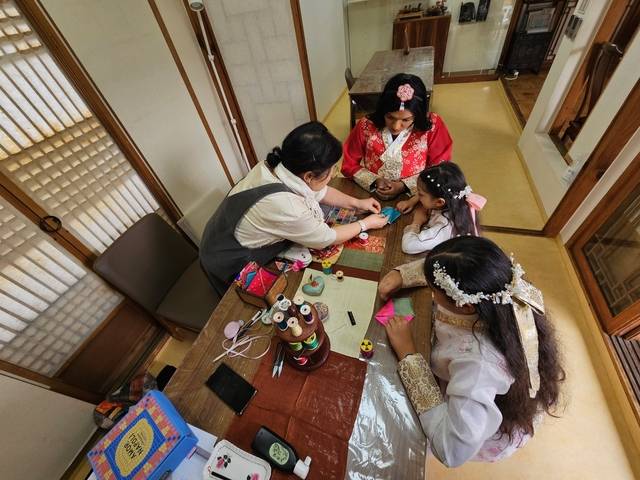 북촌전통공예체험관에서 공예체험이 진행되고 있다.종로구청 제공