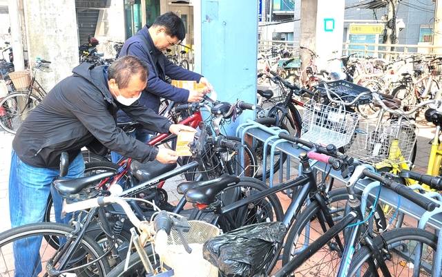 서울 영등포구 관내에서 방치된 자전거를 수리하고 있다. 영등포구청 제공