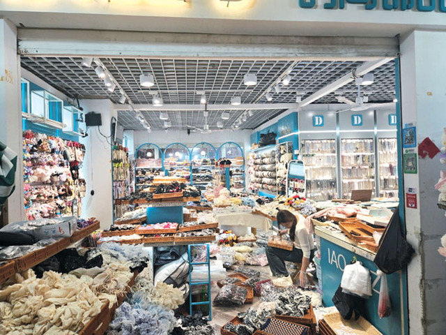 소상품성 내 액세서리 매장에서 직원이 물건들을 정리하는 모습.
