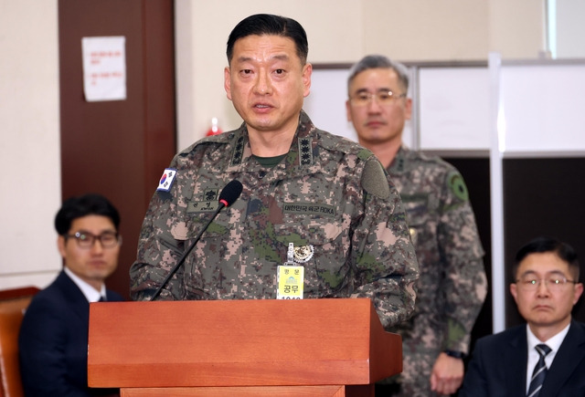 권영환 전 합동참모본부 계엄과장이 21일 오후 서울 여의도 국회에서 열린 윤석열 정부의 비상계엄 선포를 통한 내란 혐의 진상규명 국정조사 제4차 청문회에 출석해 의원들의 질의에 답변하고 있다. 뉴시스
