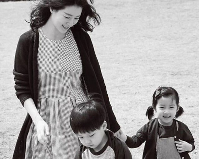 이영애가 두 쌍둥이를 위해 집에 50명 엄마들과 아이들을 초대한 사실을 밝혔다. / 온라인 커뮤니티 캡처