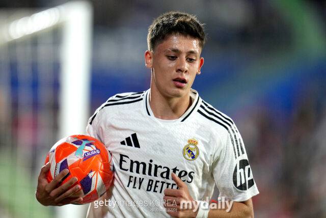 귈러가 24일 헤타페와 경기에서 골을 터뜨린 후 볼을 들고 세리머니하고 있다. /게티이미지코리아