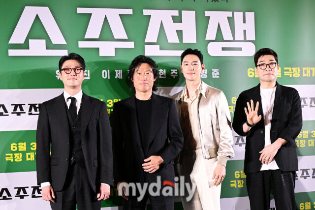 2025년 4월 24일 오전 서울 삼성동 메가박스에서 진행된 '소주전쟁' 제작발표회에서 출연진들이 포즈를 취하고 있다. (왼쪽부터 최영준, 유해진, 이제훈, 손현주) / 곽경훈 기자 kphoto@mydaily.co.kr