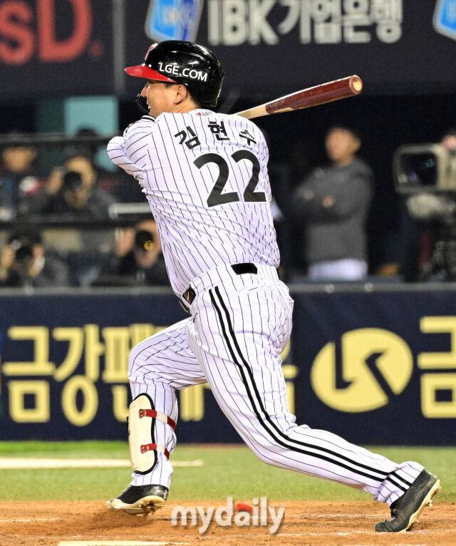 2025년 4월 24일 오후 서울 잠실구장에 진행된 '2025 신한 SOL뱅크 KBO 리그' NC 다이노스와 LG 트윈스의 경기.LG 김현수가 8회말 2사 1.3루서 1타점 적시타를 치고 있다./잠실=유진형 기자