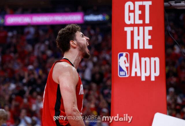 휴스턴의 알페렌 센귄이 24일 골든스테이트와 경기에서 득점 후 포효하고 있다. /게티이미지코리아