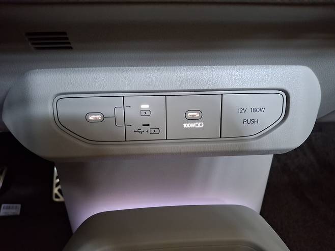 기아 EV4 센터페시아의 충전단자 [김성우 기자]