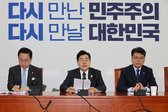 박찬대 더불어민주당 당대표 직무대행 겸 원내대표가 24일 서울 여의도 국회에서 열린 정책조정회의에서 발언하고 있다. [연합]
