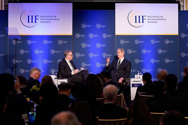 스콧 베선트 미국 재무부 장관(오른쪽)이 23일(현지시간) 워싱턴 DC에서 열린 국제금융연구소(IIF) 주최 연설 및 대담 행사에서 팀 애덤스 IIF 회장과 대담을 나누고 있다. [로이터]
