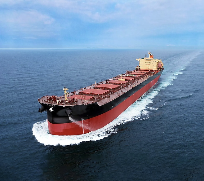 HD현대 아비커스의 대형선박용 자율운항 솔루션 하이나스 컨트롤(HiNAS Control)이 적용된 에이치라인해운 선박  [HD현대 제공]