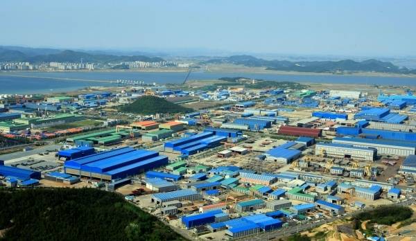 경기 부진에 미국발(發) 관세 전쟁으로 중소기업들의 신용이 악화하면서 은행권의 대출 문턱도 높아지고 있다. 금융당국은 추가경졍예산(추경)을 통해 유동성 위기에 처한 정책금융 지원을 확대하는 데 집중하고 있다. 영암 대불산업단지 전경 [뉴시스]