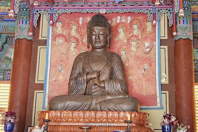 대적광전 내 철조비로자나불좌상