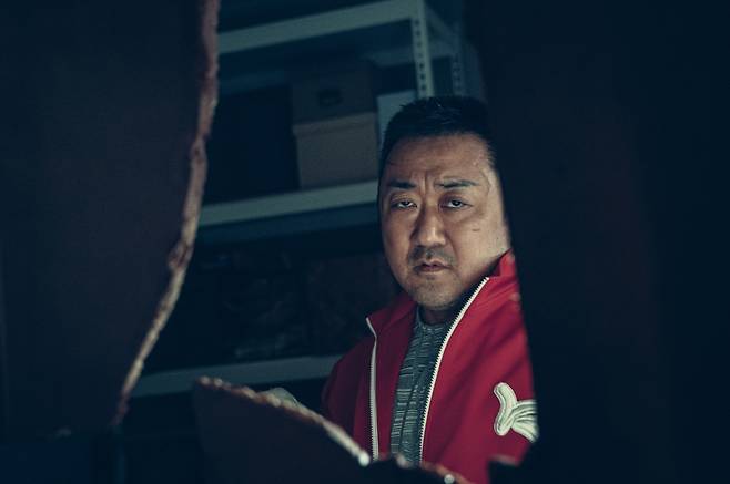 마동석의 주특기인 ‘복싱’은 역시나 ‘거룩한 밤’ 속 ‘바우’의 무기가 됐다. 맨주먹으로 통쾌하게 악마를 때려잡는 다크히어로가 찾아온다. 롯데엔터테인먼트 제공