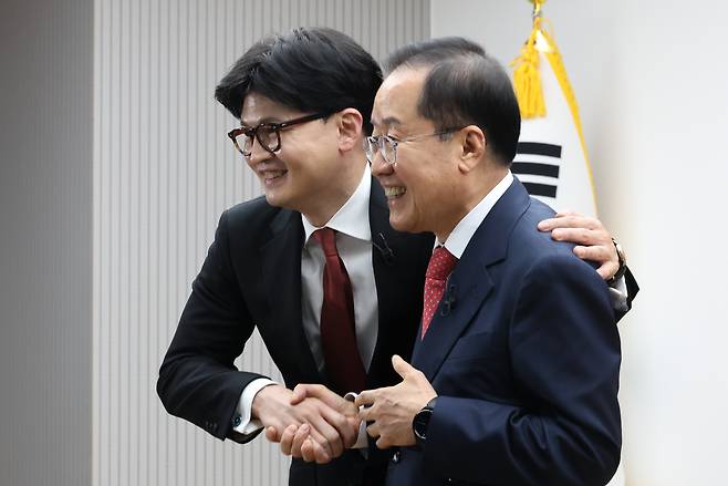 국민의힘의 한동훈, 홍준표 대선 경선 후보가 23일 서울 여의도 국민의힘 중앙당사에서 열린 2차 경선 토론회 미디어데이에서 포즈를 취하고 있다. 2025.4.23 [국회사진기자단]