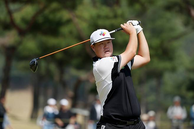 임성재가 24일 KPGA 투어 우리금융 챔피언십 3번홀에서 드라이버로 세컨드샷을 하는 모습 [KPGA 제공]