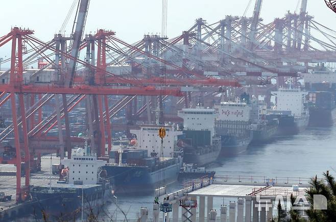 [부산=뉴시스] 하경민 기자 = 도널드 트럼프 미국 행정부의 전 세계 대상 상호관세가 발효된 9일 부산 남구 신선대부두에서 수출입 컨테이너 선적 및 하역작업이 진행되고 있다. 2025.04.09. yulnetphoto@newsis.com