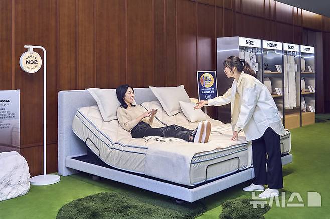 [서울=뉴시스] N32 폼 매트리스와 모션 커브드 베이스 II. (사진= 시몬스 제공)