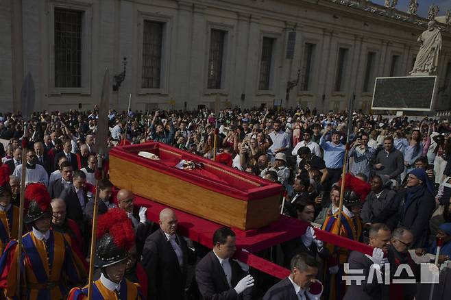 [바티칸시국=AP/뉴시스] 프란치스코 교황의 유해가 안치된 관이 23일(현지 시간) 성베드로 대성당 안으로 옮겨지고 있다. 교황의 시신은 사흘간 대성당에 안치돼 일반 신자들의 조문을 받는다. 2025.04.23.