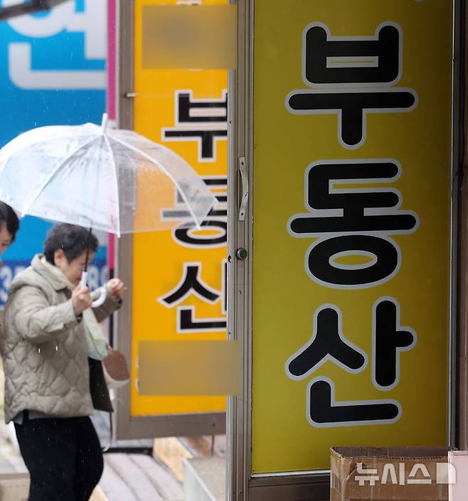 [서울=뉴시스] 공인중개사협회는 소비자가 중개사무소를 통해 매물을 둘러보는 경우, 일정 금액의 임장 비용을 사전에 지불하고, 추후 실제 계약이 체결되면 해당 비용을 중개보수에서 차감하는 방식을 구상 중이다. 사진은 서울 시내 부동산 모습. 2025.04.13. kmn@newsis.com