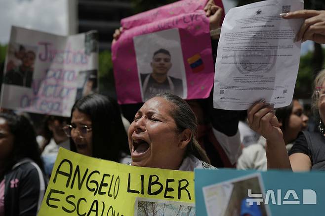 [카라카스=AP/뉴시스] 4월 9일 베네수엘라 수도 카라카스에 있는 유엔 건물 앞에서, 미국 정부가 엘살바도르의 교도소로 강제 이송한 베네수엘라 이민자들의 가족들이 항의 시위를 벌이고 있다. 미국 트럼프 정부는 지난달 16일, 베네수엘라 이민자 260여 명을 재판도 없이 엘살바도르의 악명 높은 세코트 교도소로 추방했다. 2025.04.24.