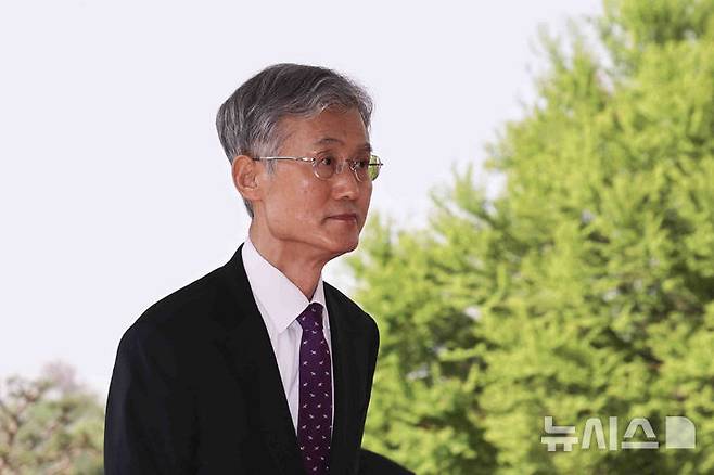 [서울=뉴시스] 김근수 기자 = 조희대 대법원장이 24일 오전 서울 서초구 대법원으로 출근하고 있다.대법원이 24일 이재명 더불어민주당 대선 경선후보 공직선거법 위반 사건을 심리하기 위해 전원합의체를 다시 열었다. 이는 조희대 대법원장이 이틀 전 직권 회부한 뒤 속행 심리를 신속히 연 것으로, 통상적인 일정과는 다른 이례적 조치다. 조 대법원장은 공직선거법 재판의 ‘6·3·3 원칙’ 준수를 강조하며 신속 심리를 추진하고 있다. 2025.04.24. ks@newsis.com