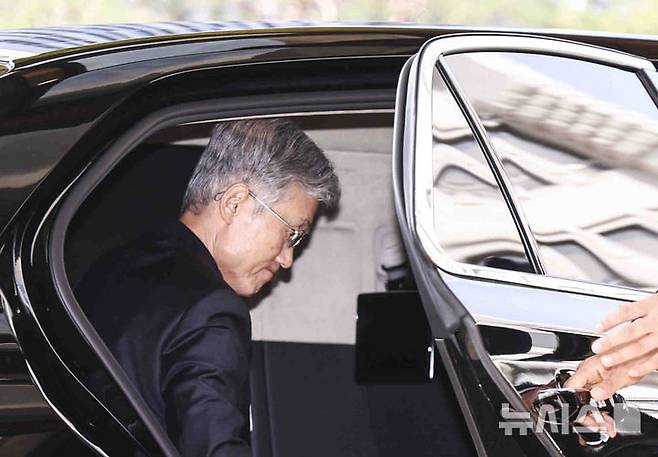 [서울=뉴시스] 김근수 기자 = 조희대 대법원장이 24일 오전 서울 서초구 대법원으로 출근하고 있다.대법원이 24일 이재명 더불어민주당 대선 경선후보 공직선거법 위반 사건을 심리하기 위해 전원합의체를 다시 열었다. 이는 조희대 대법원장이 이틀 전 직권 회부한 뒤 속행 심리를 신속히 연 것으로, 통상적인 일정과는 다른 이례적 조치다. 조 대법원장은 공직선거법 재판의 ‘6·3·3 원칙’ 준수를 강조하며 신속 심리를 추진하고 있다. 2025.04.24. ks@newsis.com