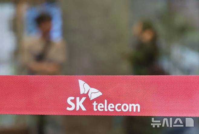 [서울=뉴시스] 김명년 기자 = SK텔레콤이 지난 19일 11시40분께 악성코드 공격으로 가입자 유심(USIM) 정보 일부가 유출된 정황을 확인했다. 이와 관련, SK텔레콤은 이튿날인 20일 한국인터넷진흥원(KISA) 22일 개인정보보호위원회에 각각 신고했다. 이에 정부는 SK텔레콤 개인정보 유출 등 피해현황, 보안취약점 등 사고의 중대성을 고려해 과기정통부 정보보호네트워크정책관을 단장으로 하는 비상대책반을 구성하고 보다 면밀한 대응에 나선다. 사진은 22일 서울 중구 SK텔레콤 본사. 2025.04.22. kmn@newsis.com